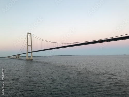 Brücke Hängebrücke Spannbeton Hohlkastenbrücke Storebæltsbroen Brückenzug in Dänemark in der Meerenge Großer Belt zwischen den Inseln Fünen und Seeland von einem Kreuzfahrtschiff bei Sonnenuntergang