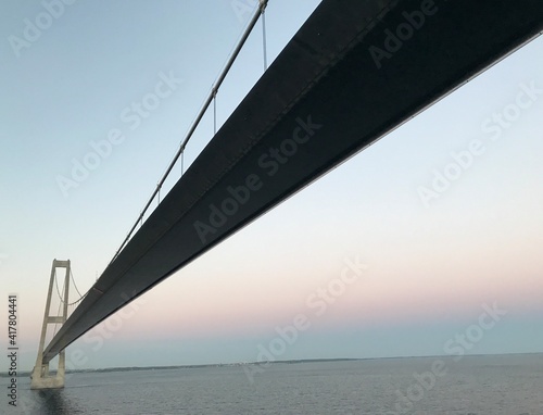 Brücke Hängebrücke Spannbeton Hohlkastenbrücke Storebæltsbroen Brückenzug in Dänemark in der Meerenge Großer Belt zwischen den Inseln Fünen und Seeland von einem Kreuzfahrtschiff bei Sonnenuntergang