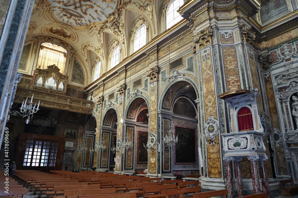 Napoli – Scorcio interno della Chiesa del Gesù Vecchio dal transetto