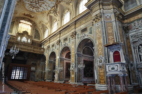 Napoli – Scorcio interno della Chiesa del Gesù Vecchio dal transetto