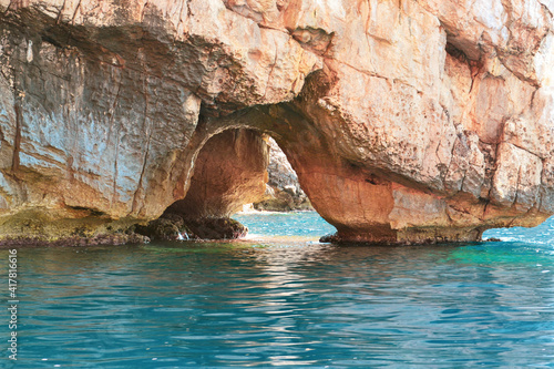 Passaggio/grotta nella roccia sul mare della Sardegna