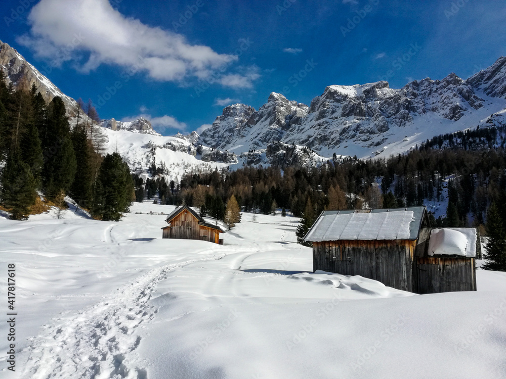 Sentiero per ciaspole tra le baite di montagna nella Val San Nicolò innevata - Dolomiti - Trentino Alto Adige, Italia