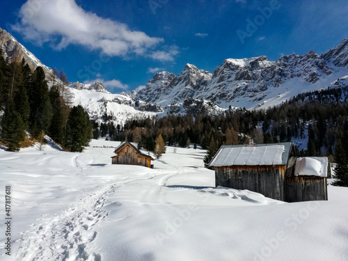 Sentiero per ciaspole tra le baite di montagna nella Val San Nicolò innevata - Dolomiti - Trentino Alto Adige, Italia © Eleonora