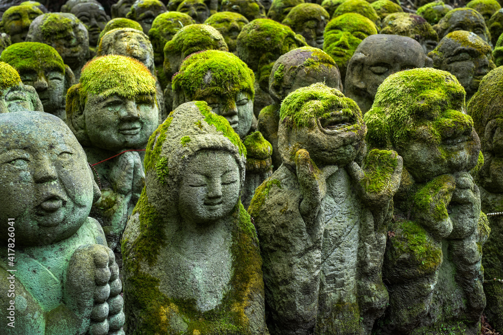 Obraz premium Buddhist stone statues at the Otagi Nenbutsu ji temple in Kyoto, Japan