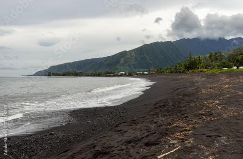 Plage de sable noir à Tahiti, Polynésie française