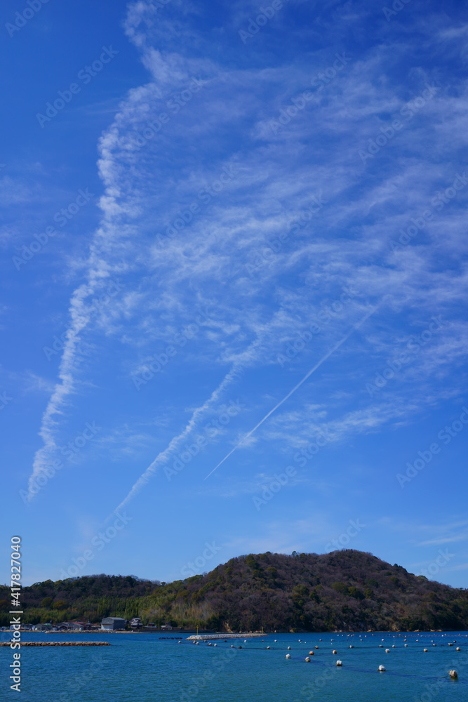 早春の空　飛行機雲　瀬戸内海(香川県さぬき市)
