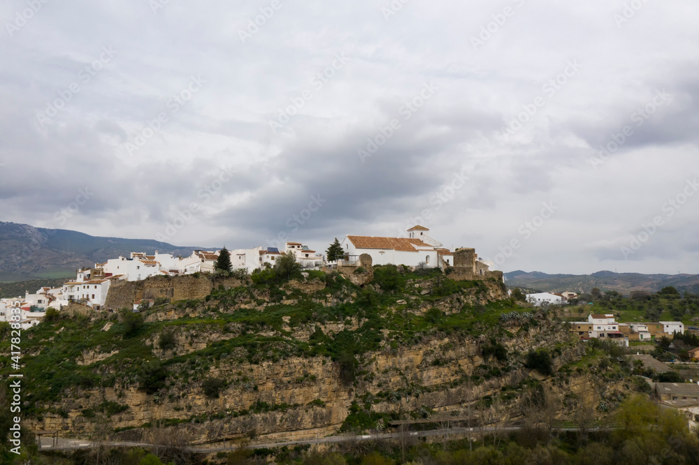 Fototapeta premium vista del municipio de el Burgo en la comarca del parque nacional sierra de las Nieves, Andalucía 