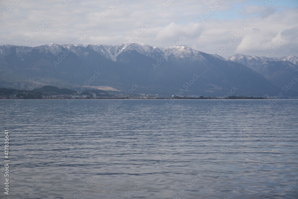 琵琶湖と雪山