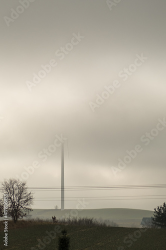 Elektrownia wiatrowa we mgle