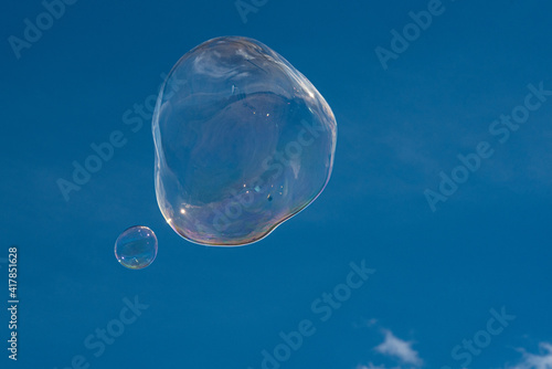青い空にシャボン玉