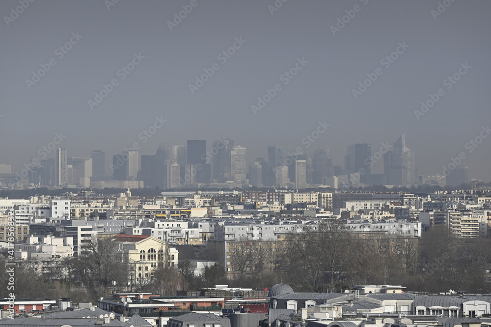 Quartier de la Défense à Paris  sous pollution atmosphérique.