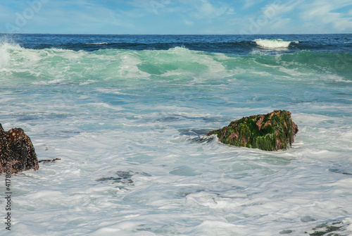 Fototapeta Naklejka Na Ścianę i Meble -  Beautiful seascape of the Pacific coast in California, waves, rocks, sky, sun. Concept, perfect postcard and guide.