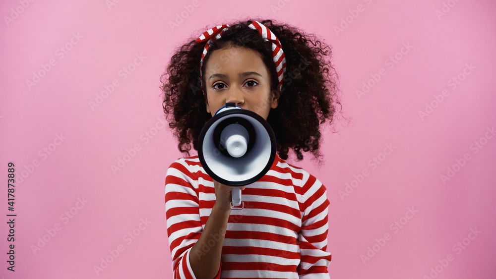 Obraz premium curly african american girl speaking in megaphone isolated on pink