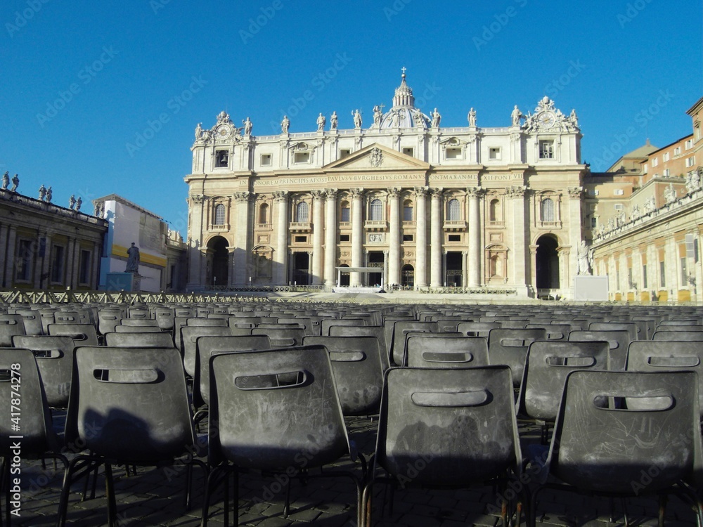 Vatikan Vatikanstadt Petersplatz Petersdom Rom - aufgestellte Stühle an einem Vormittag mit Sonne und blauem Himmel