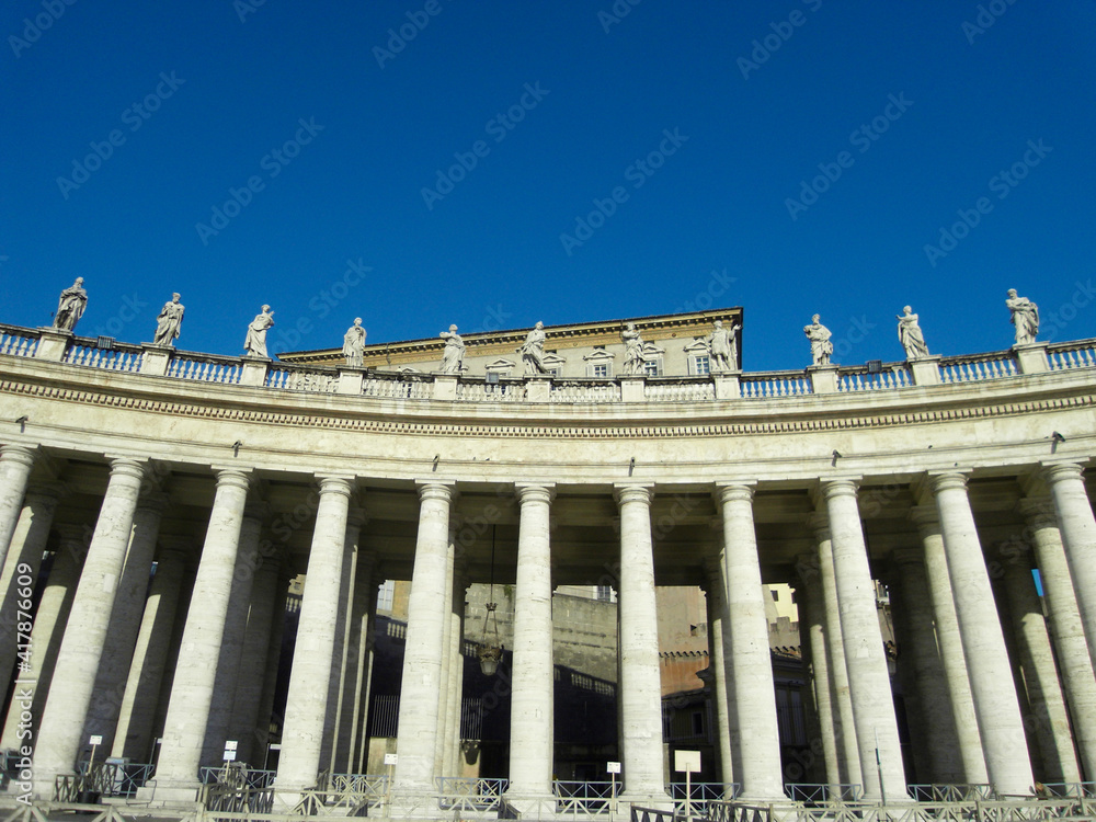 Vatikan Vatikanstadt Petersplatz Petersdom Rom - Säulen Fassade Kapitelle mit blauem Himmel