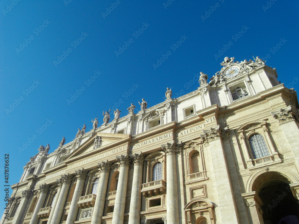 Vatikan Vatikanstadt Petersplatz Petersdom Rom - Säulen Fassade Kapitelle mit blauem Himmel