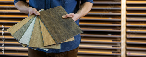 Bilde på lerret flooring store seller with vinyl floor samples in hands