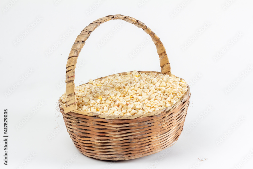 Basket full of corn grains. Canasta llena con granos de maíz. 