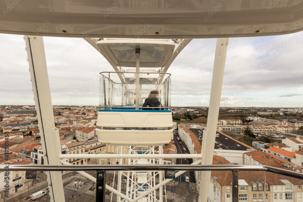 nacelle de grande roue audessus de la ville de La Rochelle en Charente — free download