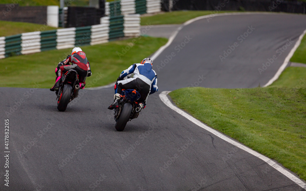 Obraz premium A shot of a racing motorbike as it circuits a track.