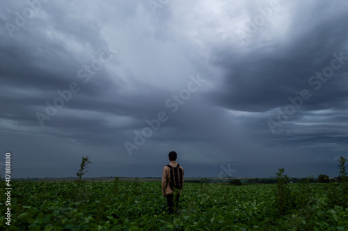 Hombre en medio del campo en día nublado © Brian