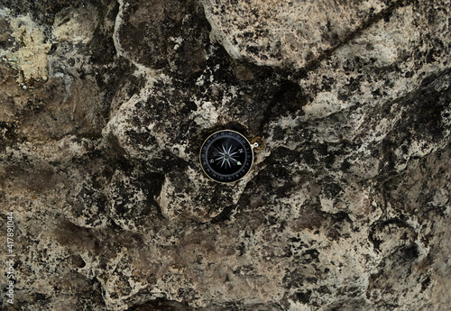 Brújula entre piedras, rocas