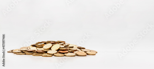 Stapel Euro münzen auf hellem Hintergrund