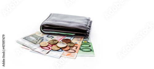 Euro Bargeld mit Geldbörse auf hellem Hintergrund