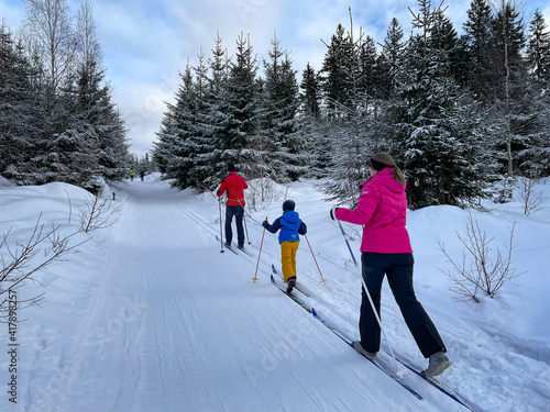 Familie beim Wintersport im Thüringer Wald