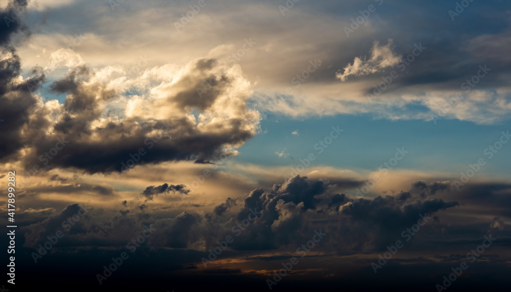 Obraz premium Dramatic sunset sky over ocean. Evening time. Natural background.