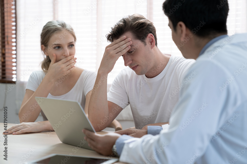 Doctors provide advice and support for couples with health problems. Doctors provide advice and support for couples with health problems.