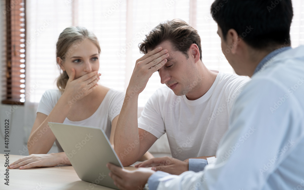 Doctors provide advice and support for couples with health problems. Doctors provide advice and support for couples with health problems.