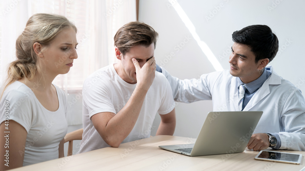 Doctors provide advice and support for couples with health problems. Doctors provide advice and support for couples with health problems.
