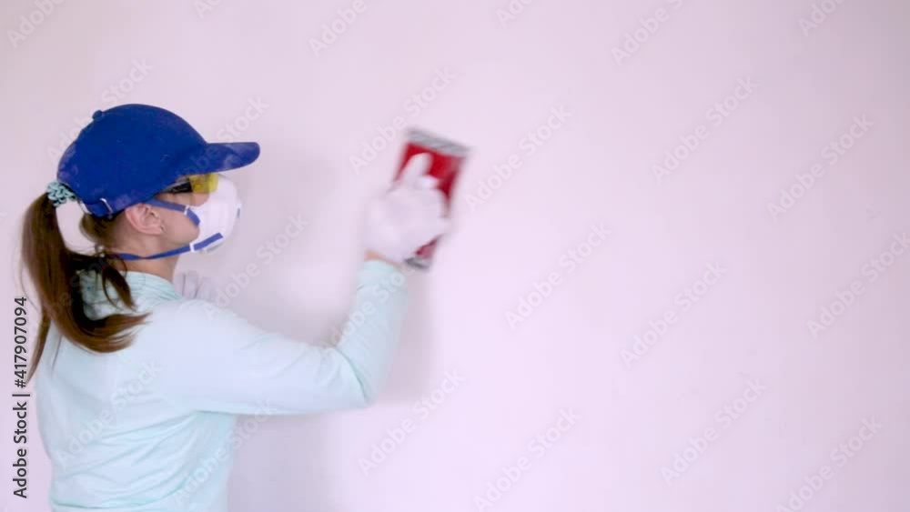 Sanding and leveling the wall after applying the putty. Sanding and leveling the wall after applying the putty.