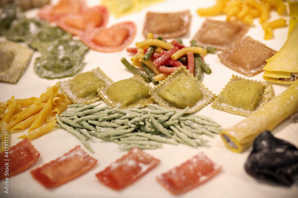 Diversi tipi di pasta fresca italiana e ravioli Diversi tipi di pasta fresca italiana e ravioli