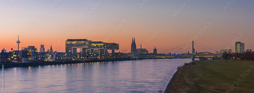 Köln – Kranhäuser und Dom bei Sonnenuntergang; Deutschland 