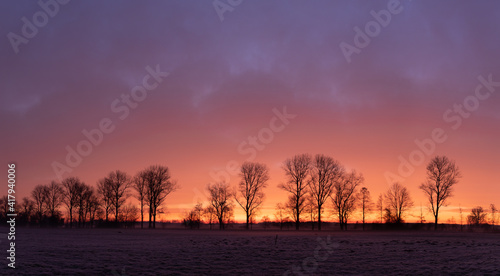 Himmel zur blauren Stunde welcher durch Saharastaub besonders farbintensiv ist.