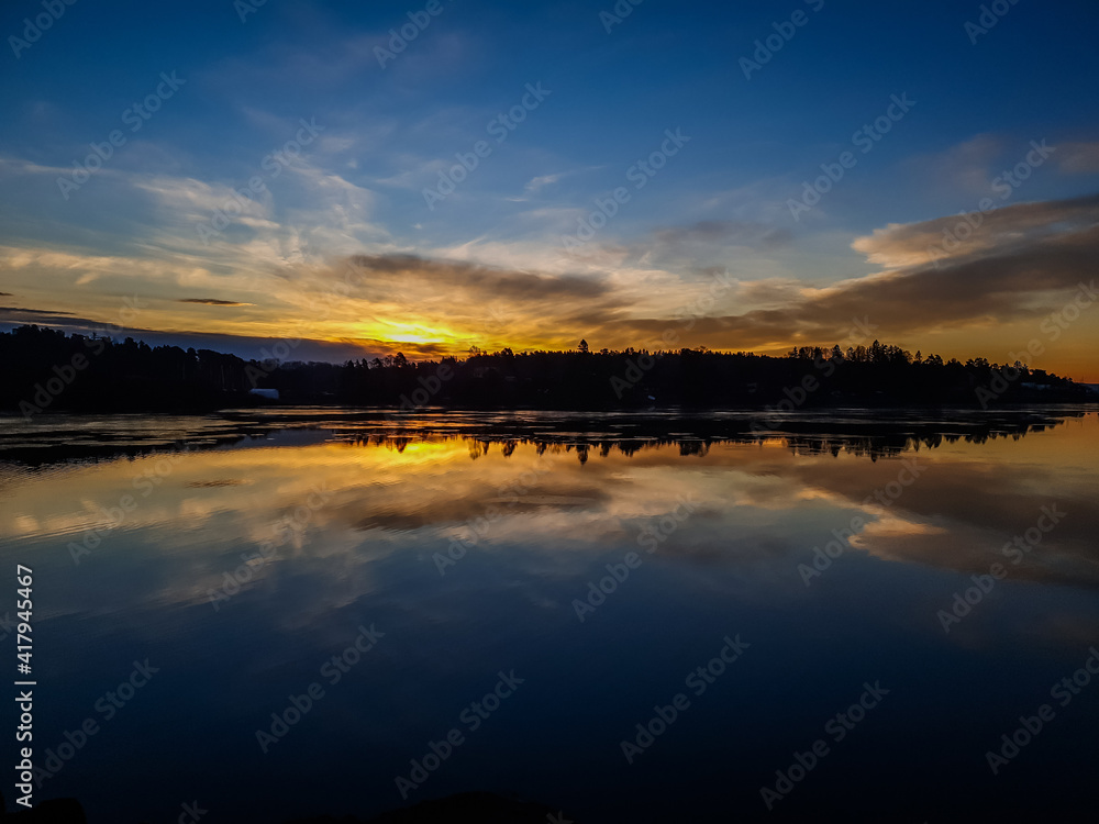 Obraz premium reflection of the rising sun in the water - Lysaker