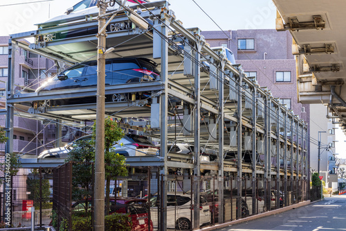 日本の集合住宅の立体駐車場
