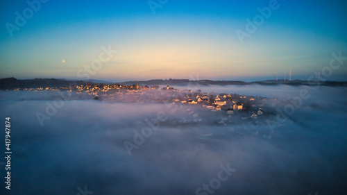 Dorf im Nebel