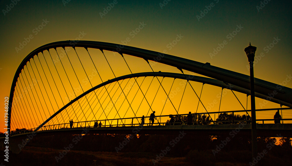 Obraz premium Double arch footbridge at sunset from Salem Riverfront park to Minto Island, Oregon.