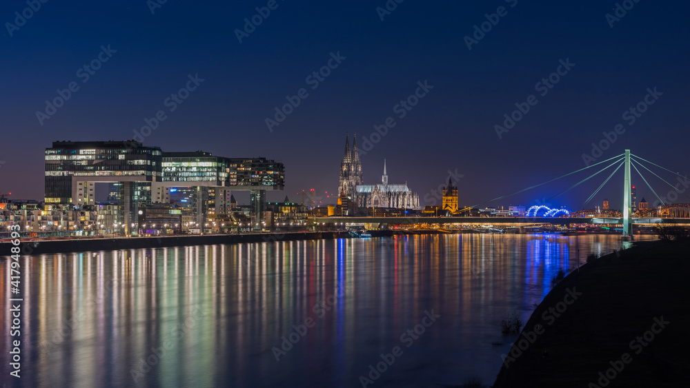 Köln – Kranhäuser und Dom bei Nacht; Deutschland 