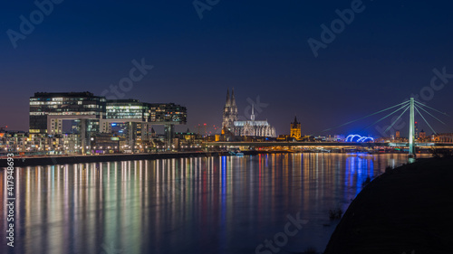 Köln – Kranhäuser und Dom bei Nacht  Deutschland  © majonit