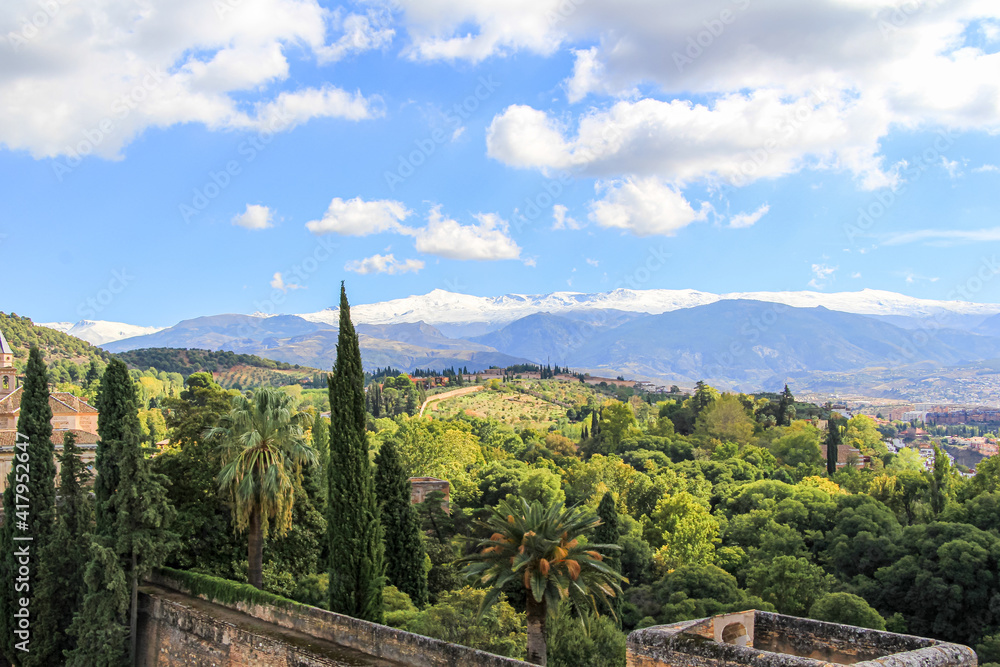 Obraz premium Blick auf die Berge der Sierra Nevada von der Alhambra aus in Granada, Andalusien, Spanien