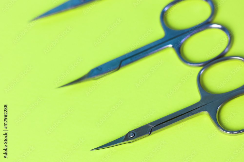 Foto de Set of sharp steel manicure scissors are lying isolated on the
