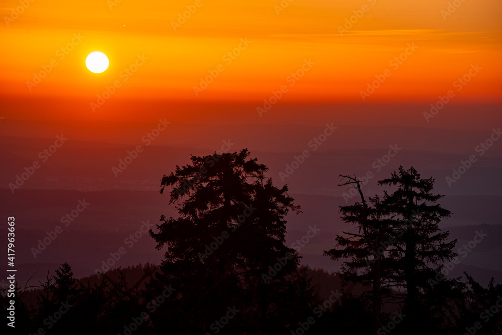 Die Sonne geht am dunstigen Horizont über dem Taunus unter Die Sonne geht am dunstigen Horizont über dem Taunus unter