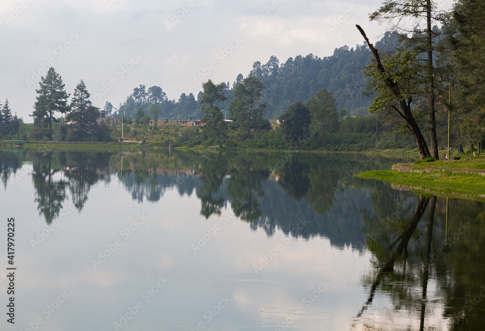 Obraz premium lago con reflejos simétricos 