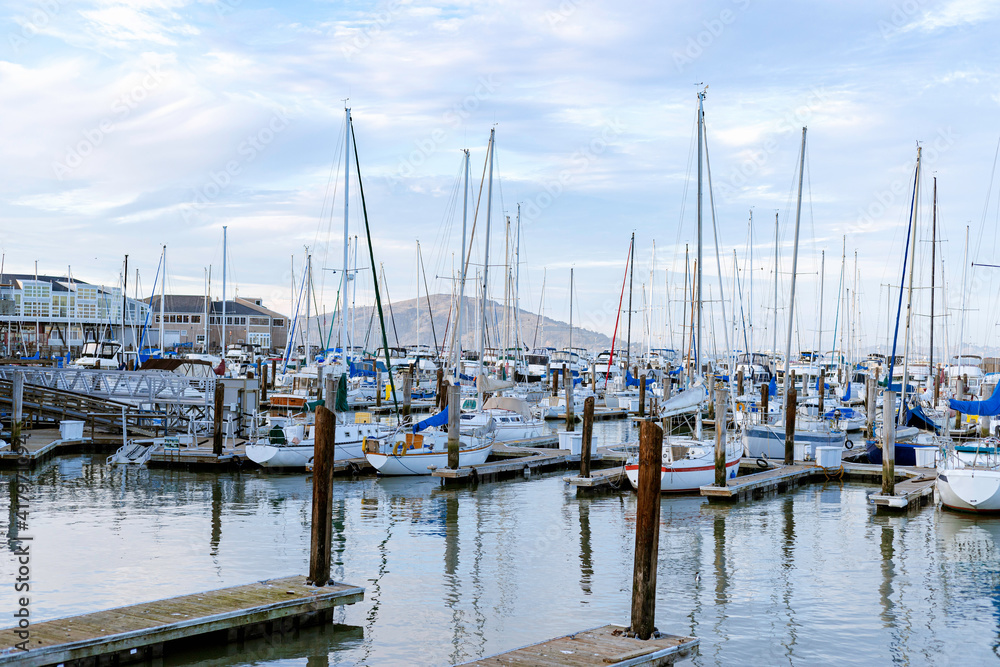 Barcos estacionados en La Marina del Pier 39, San Francisco, California, Estados Unidos de America.