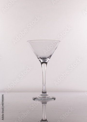 Vaso de vidrio en fondo blanco