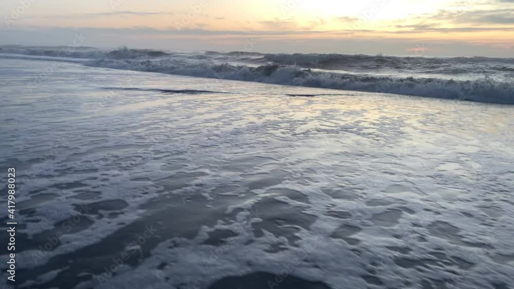 olas en el mar rompiendo en la playa / waves in the sea breaking on the beach olas en el mar rompiendo en la playa / waves in the sea breaking on the beach
